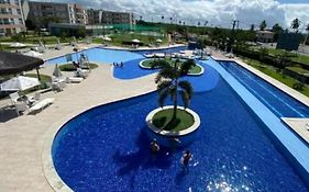 Muro Alto Condomínio Clube – Flats completos para a família por Yolo